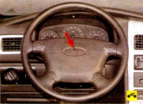 Подушка безпеки водія разташована в центральній частині рульового колеса.