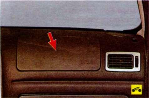 Подушка безопасности переднего пассажира находится в правой части панели приборов