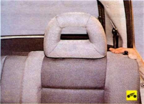 Заднее сиденье оборудовано подголовниками для крайних пассажиров