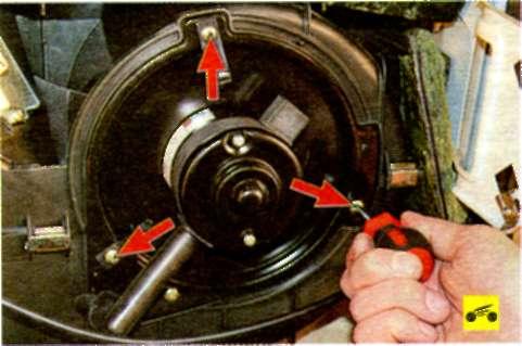 Виверніть три гвинти кріплення електродвигуна до корпусу вентилятора отопітеля