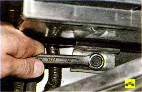 Ключом «на 13» выверните болт крепления прижимной планки аккумуляторной батареи