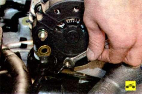 Ключем «на 8» відверніть гайку кріплення наконечника дроти до висновку «D+» генератора