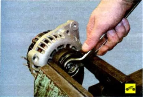 отверните накидным ключом или торцовой головкой «на 24» гайку крепления шкива