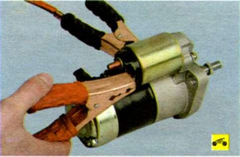 З'єднайте проводами для «прикурювання» клему «мінус» знятої з автомобіля акумуляторної батареї з корпусом стартера