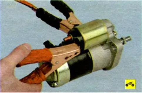 Соедините проводами для «прикуривания» клемму «минус» снятой с автомобиля аккумуляторной батареи с корпусом стартера