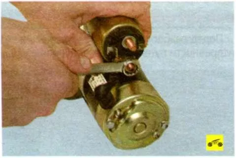 Ключом «на 13» отверните гайку крепления шины к контактному болту тягового реле