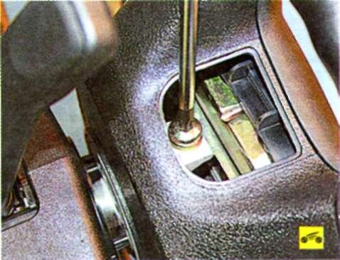 Выверните винты крепления подушки безопасности к ступице рулевого колеса слева и справа