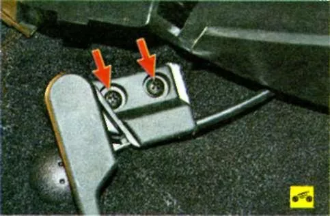 Выверните два винта крепления рукоятки привода к боковине кузова