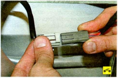 роз'єднайте колодку джгута проводів електроприводу блокування замка задніх дверей
