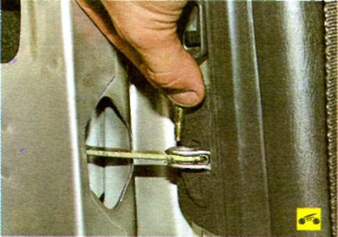 Утримуючи штифт від провертання другим ключем відверніть гайку і вийміть штифт обмежувача відкриття дверей