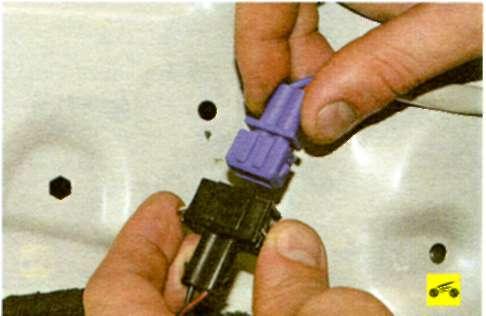 Роз'єднайте колодку джгута проводів склопідіймача