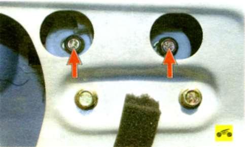 Подсоедините колодки жгута проводов к блоку управления стеклоподъемниками и провод к клемме «минус» аккумуляторной батареи