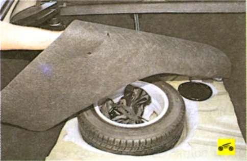 Домкрат розташований у внутрішній частині запасного колеса