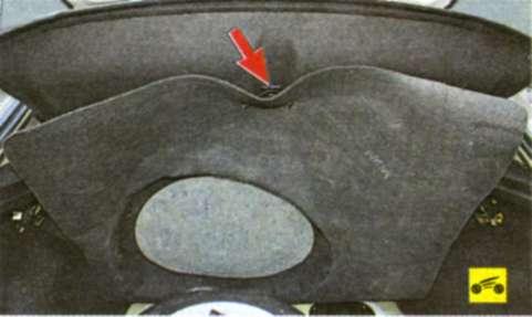 Закріпіть петлю килимка на гачку полки багажника