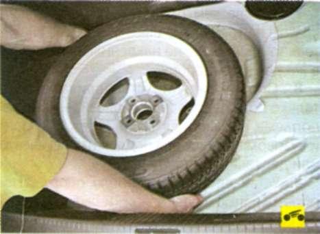 Выньте запасное колесо из багажника