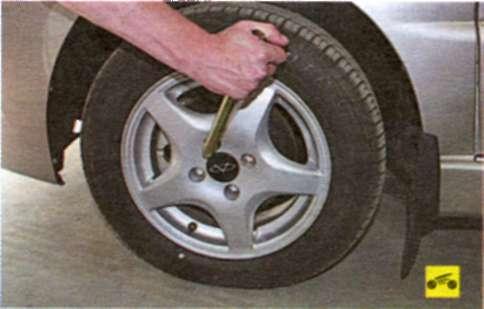 Перевірте затяжку болтів кріплення колеса