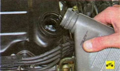 Залейте масло в двигатель