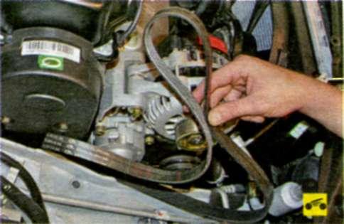 снимите с автомобиля ремень привода генератора и компрессора кондиционера