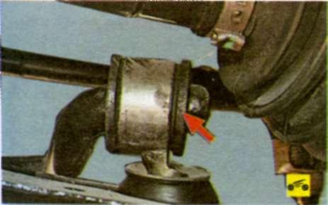 перевірте стан втулок в місці кріплення штанги стабілізатора до стійки