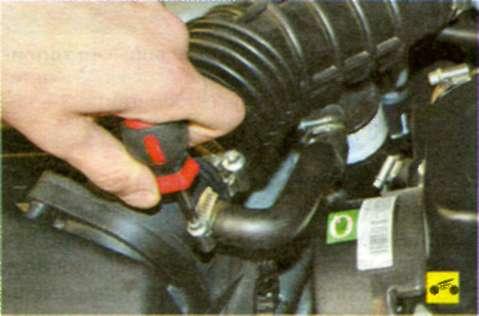 Ослабьте затяжку хомута крепления отводящего шланга системы вентиляции картера двигателя