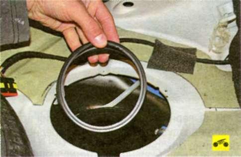 Снимите резиновое уплотнительное кольцо топливного насоса