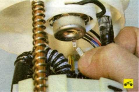 Від'єднайте клему «масового» дроту від регулятора тиску палива