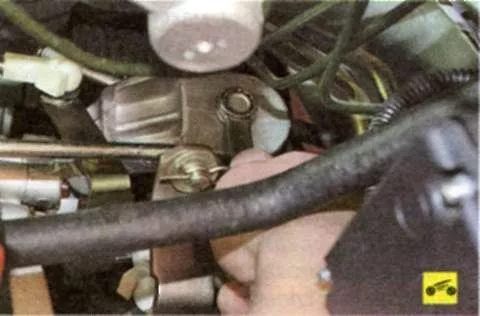 Выверните болт крепления кронштейна на коробке передач к левой задней опоре подвески силового агрегата
