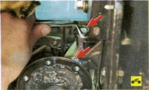 Выверните два болта крепления коробки передач к двигателю