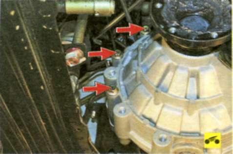 Виверніть три болта кріплення кронштейна лівої задньої опори підвіски силового агрегату до картера коробки передач і зніміть кронштейн