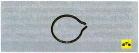 Извлеките стопорное кольцо из проточки обоймы шарнира
