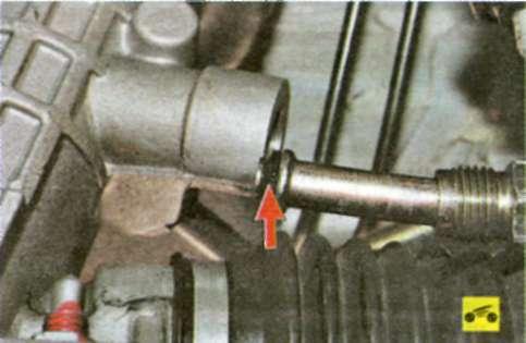 З'єднання трубки з рульовим механізмом ущільнений гумовим кільцем