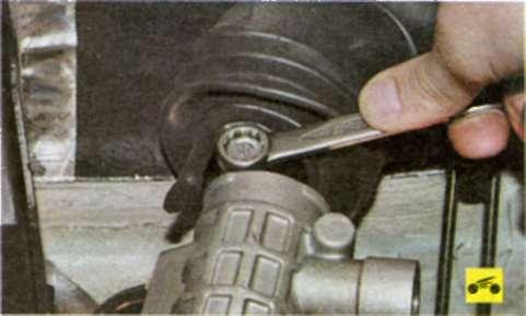 выверните болт клеммового соединения рулевого вала с валом рулевого механизма