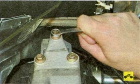Выверните три болта крепления кронштейна на двигателе к правой задней опоре подвески силового агрегата