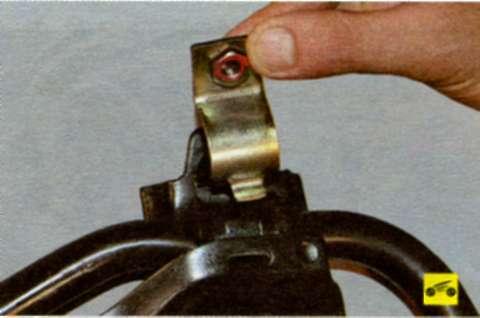 Снимите скобы крепления штанги стабилизатора к поперечине