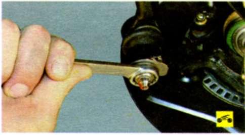 Отверните гайку крепления шарового пальца наконечника к рычагу поворотного кулака