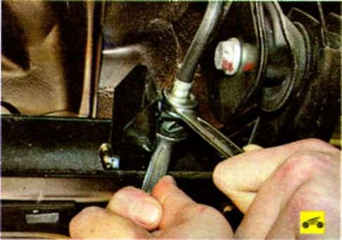 відверніть гайку кріплення гальмівної трубки, притримуючи наконечник шланга від провертання