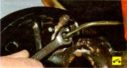 Виверніть гайку кріплення трубки до робочого гальмівного циліндра заднього гальмівного механізму