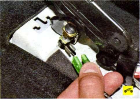 Від'єднайте колодку джгута проводів від виведення вимикача сигнальної лампи включення гальма стоянки
