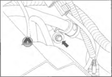 Викрутити болт кріплення монтажного кронштейна модуля рульового керування в зборі до кузова автомобіля