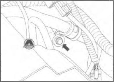 Установить монтажный кронштейн рулевого управления с правой стороны усилителя подрамника