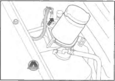 Снять расширительный бачок с монтажного кронштейна в сборе с патрубком гидроусилителя