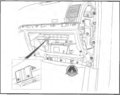 Отсоединить с обратной стороны приборной панели разъем жгута электропроводки пассажирской подушки безопасности