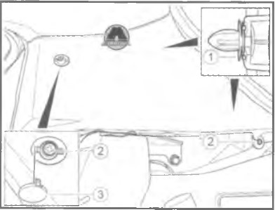 Установить заглушку винта крепления панели облицовки задней стойки кузова