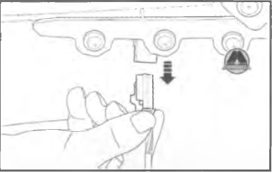 Отсоединить разъем жгута электропроводки от переключателя управления сервоприводом стеклоподъемником