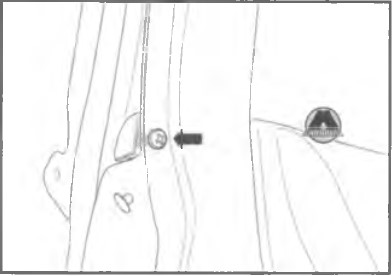 Викрутити з обох боків два гвинти кріплення зовнішнього ущільнювача скла задніх дверей