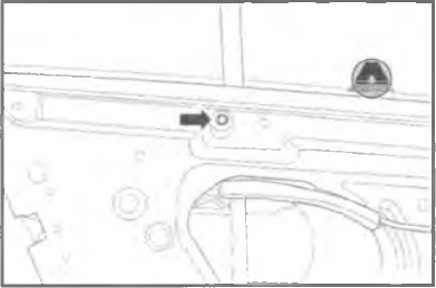 Викрутити середній болт кріплення направляючої рейки скла задніх дверей