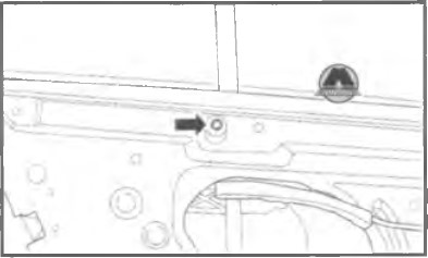 Встановити та затягнути середній болт кріплення направляючої рейки скла задніх дверей