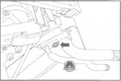Від'єднати верхній короткий патрубок випарника системи кондиціонування