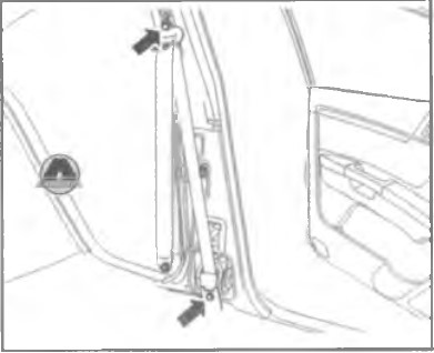Выкрутить нижний болт крепления преднатяжителя ремня безопасности к центральной стойке кузова