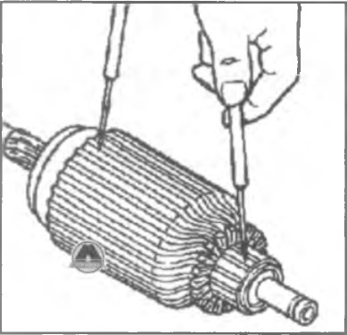 Перевірити за допомогою омметра відсутність електропровідності між комутатором та серцевиною котушки якоря та між комутатором та валом якоря